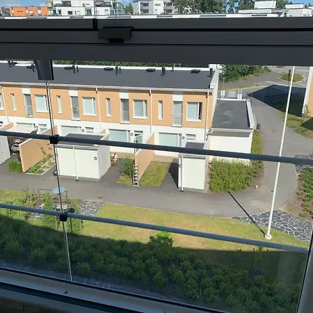 Tilava Yksioe Isolla Lasitetulla Parvekkeella *