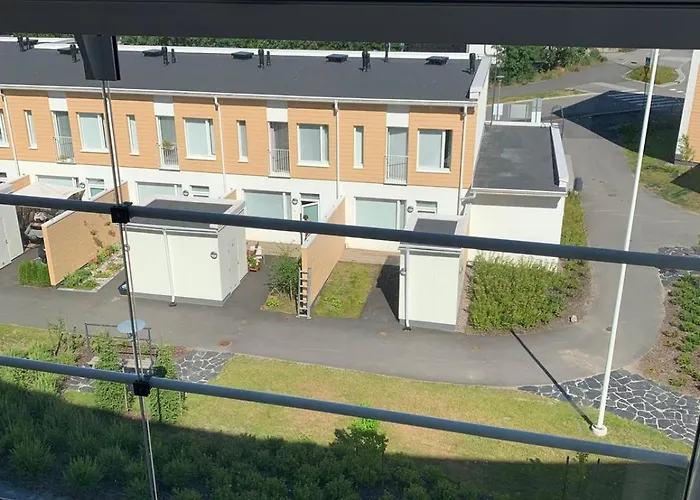 Tilava Yksioe Isolla Lasitetulla Parvekkeella *