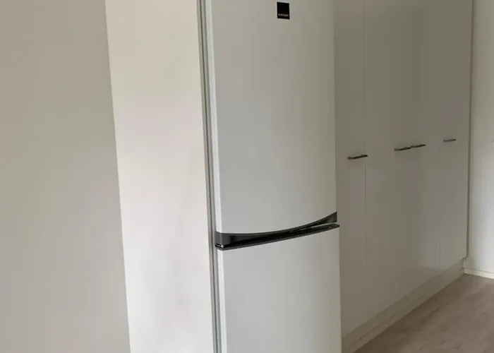 Tilava Yksioe Isolla Lasitetulla Parvekkeella Lägenhet